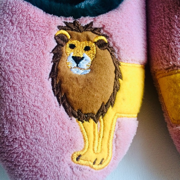 Pink Fuzzy Oooh Jeez! Lion Leo Slippers - Picture 6 of 10